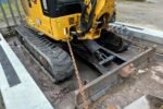 Caterpillar 302cr avec engcon et remorque – Image 29