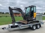 Volvo ECR25D avec 3 godets et Remorque